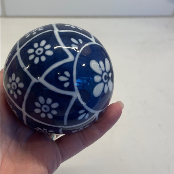 EUC- Set of 3 Blue and White Decorative Ceramic Spheres - Picture 4 of 4